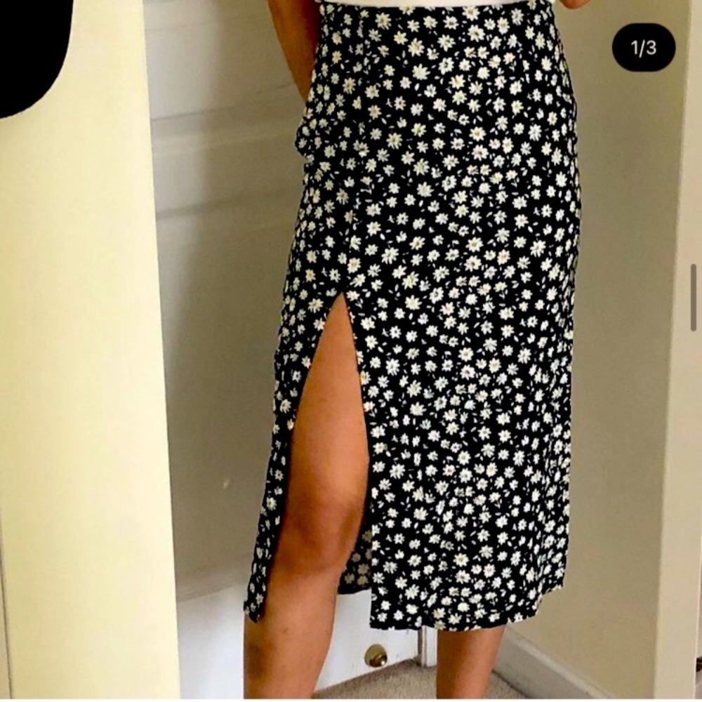 NWT Cute Floral Midi Skirt 🌼